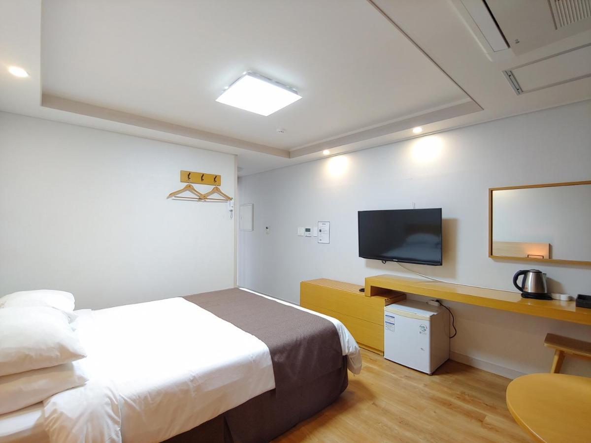 Jeju Lavender Hotel Seogwipo Bagian luar foto