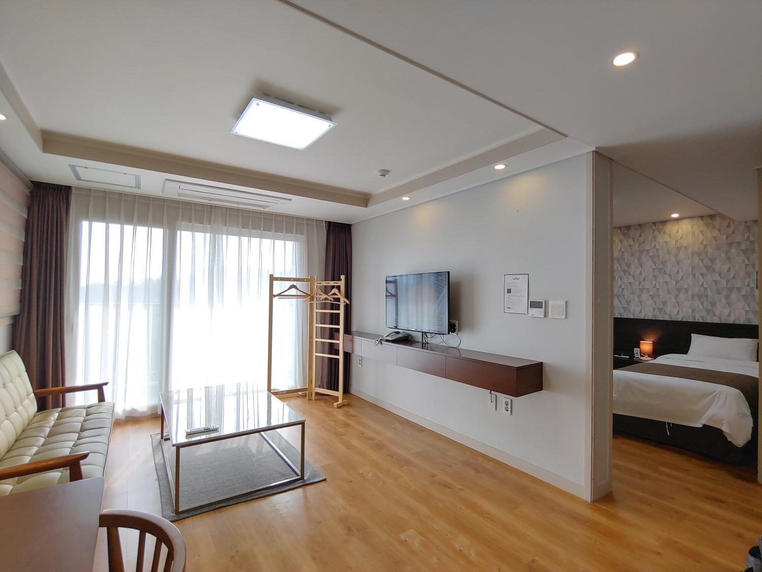 Jeju Lavender Hotel Seogwipo Bagian luar foto