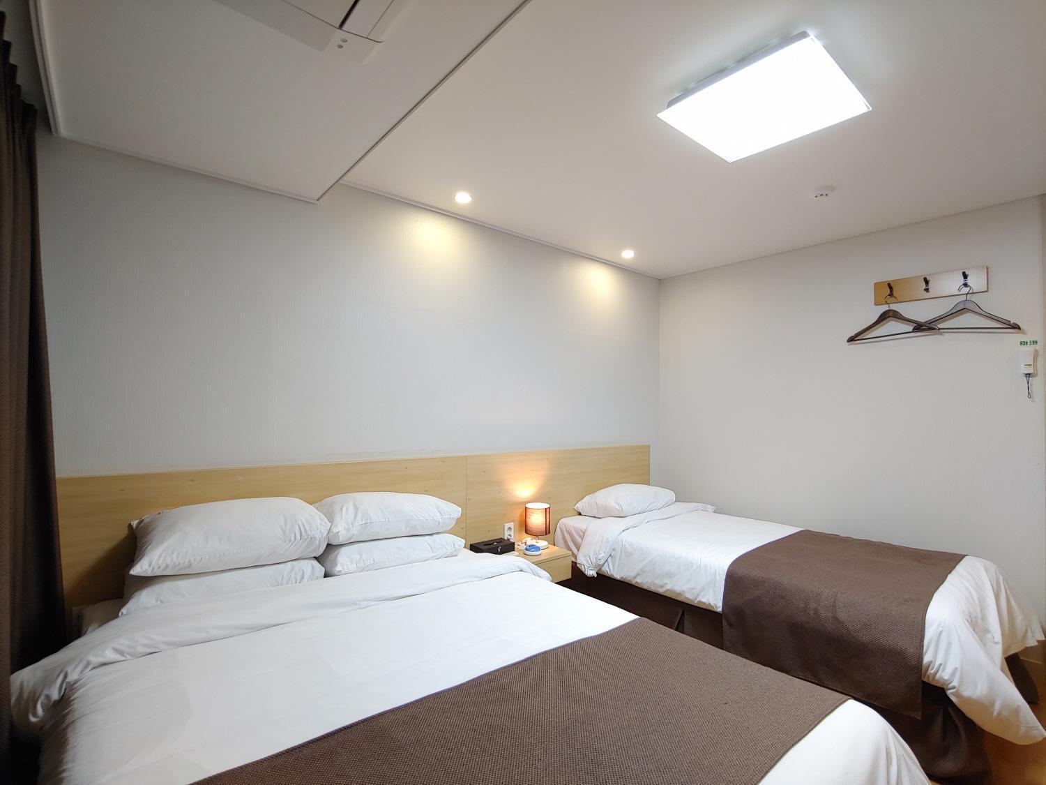 Jeju Lavender Hotel Seogwipo Bagian luar foto